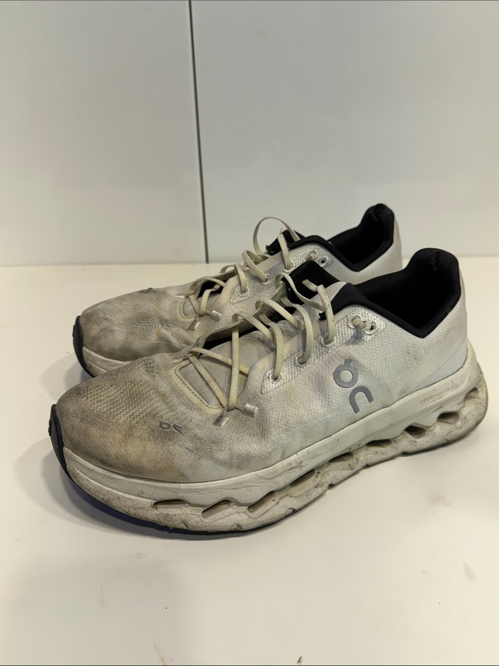 Used dirty On Running Cloud nova Sneakers White with Black Mens 10
